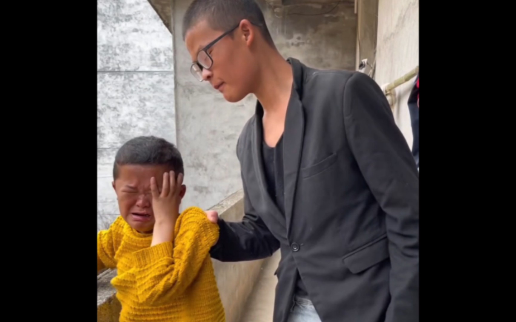 小马云不肯去上学,被范小勇狠狠教训!呱呱叫