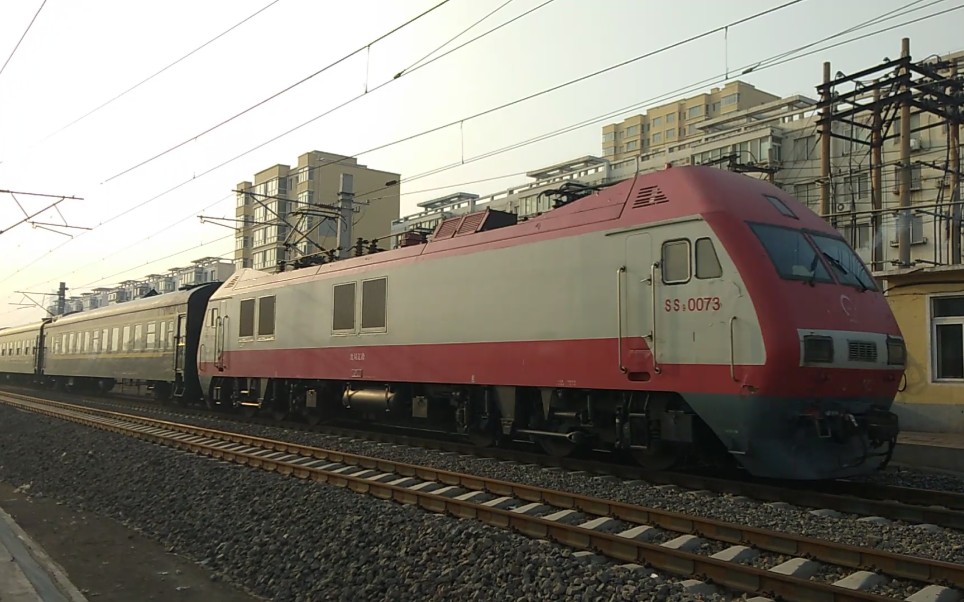 k5087次列车通过新义线56千米道口ss9g0073