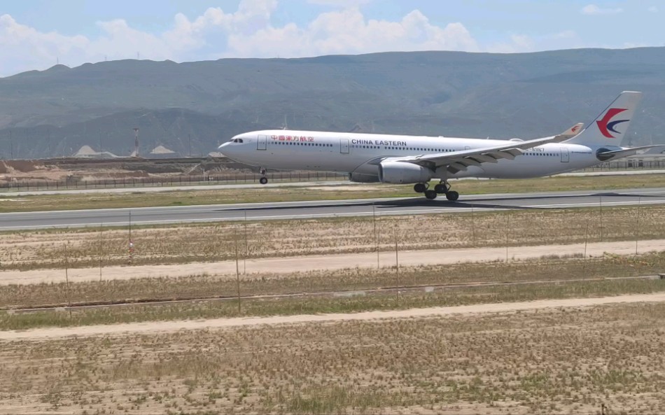 中国东方航空a330-343e降落西宁曹家堡国际机场11跑道