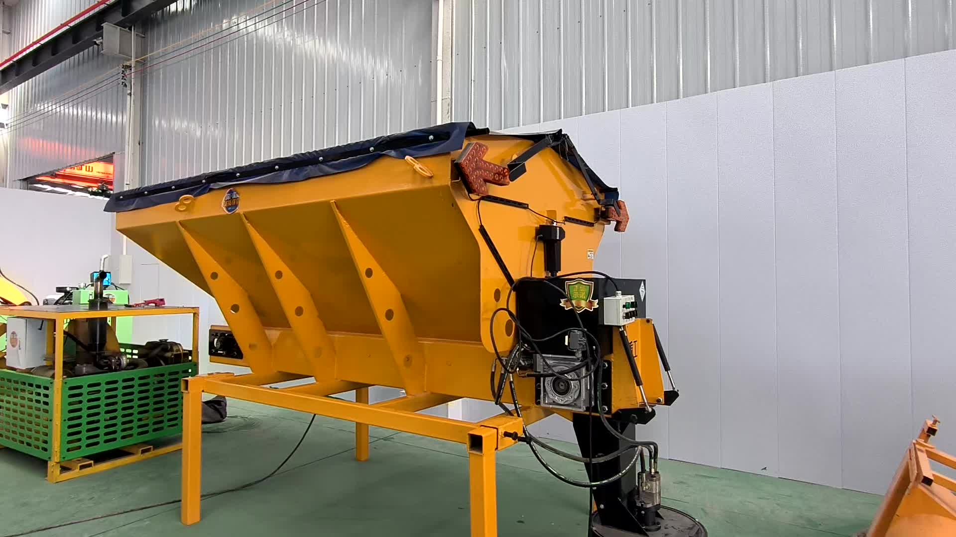 除雪车融雪撒布机小型撒盐机高速公路融雪撒布机