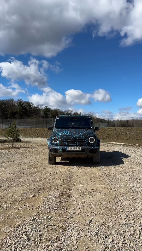 某品牌汽车展现原地360度掉头操作