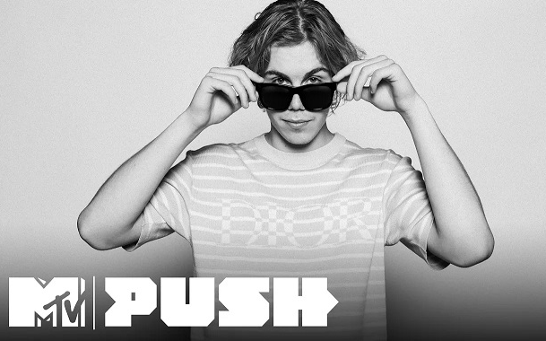 欧美顶级现场thekidlaroi做客mtvpush现场演唱新歌withoutyou和tragic