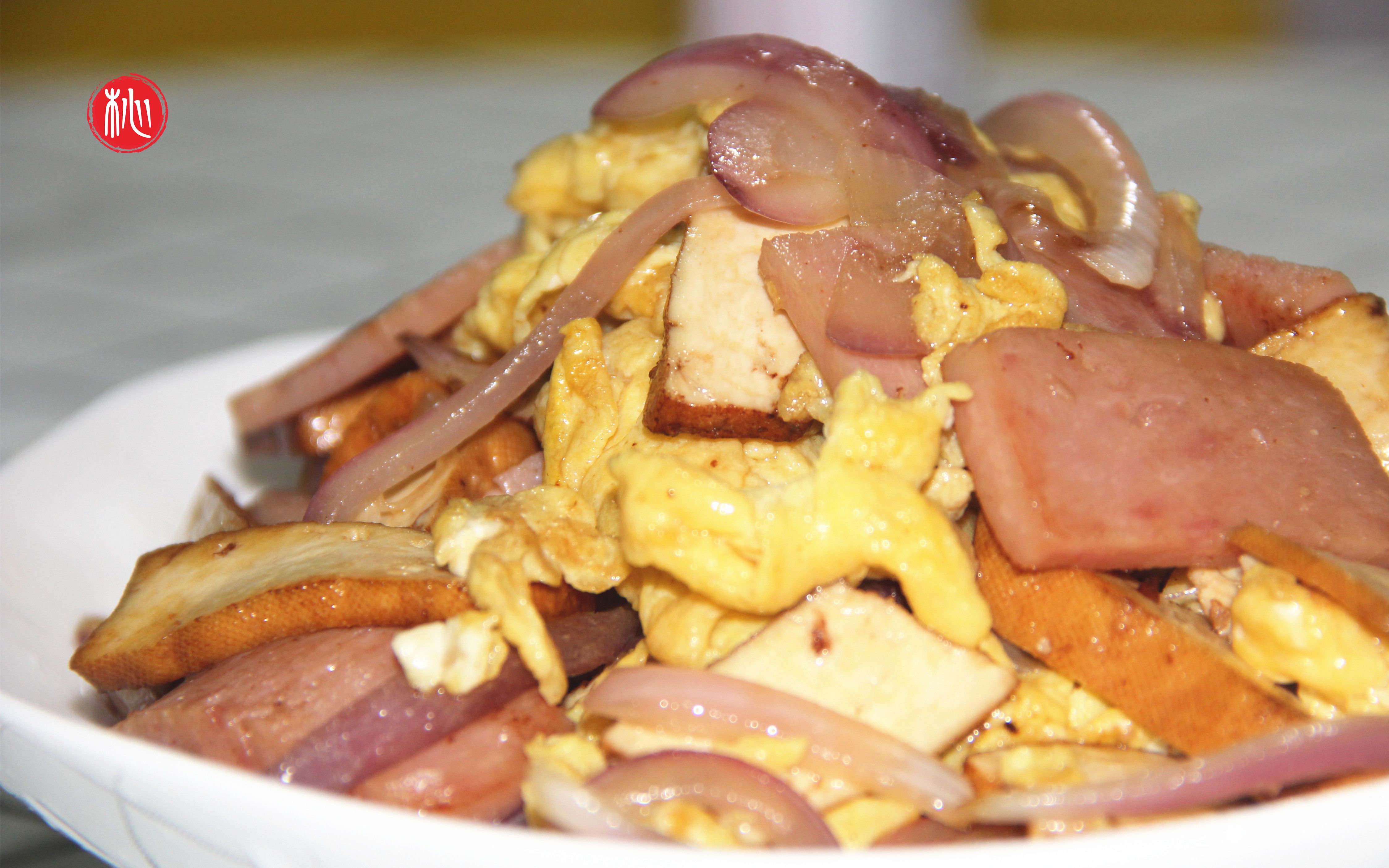 用豆腐干,午餐肉,鸡蛋,洋葱炒了一个杂烩菜,没想到味道还不错_哔哩