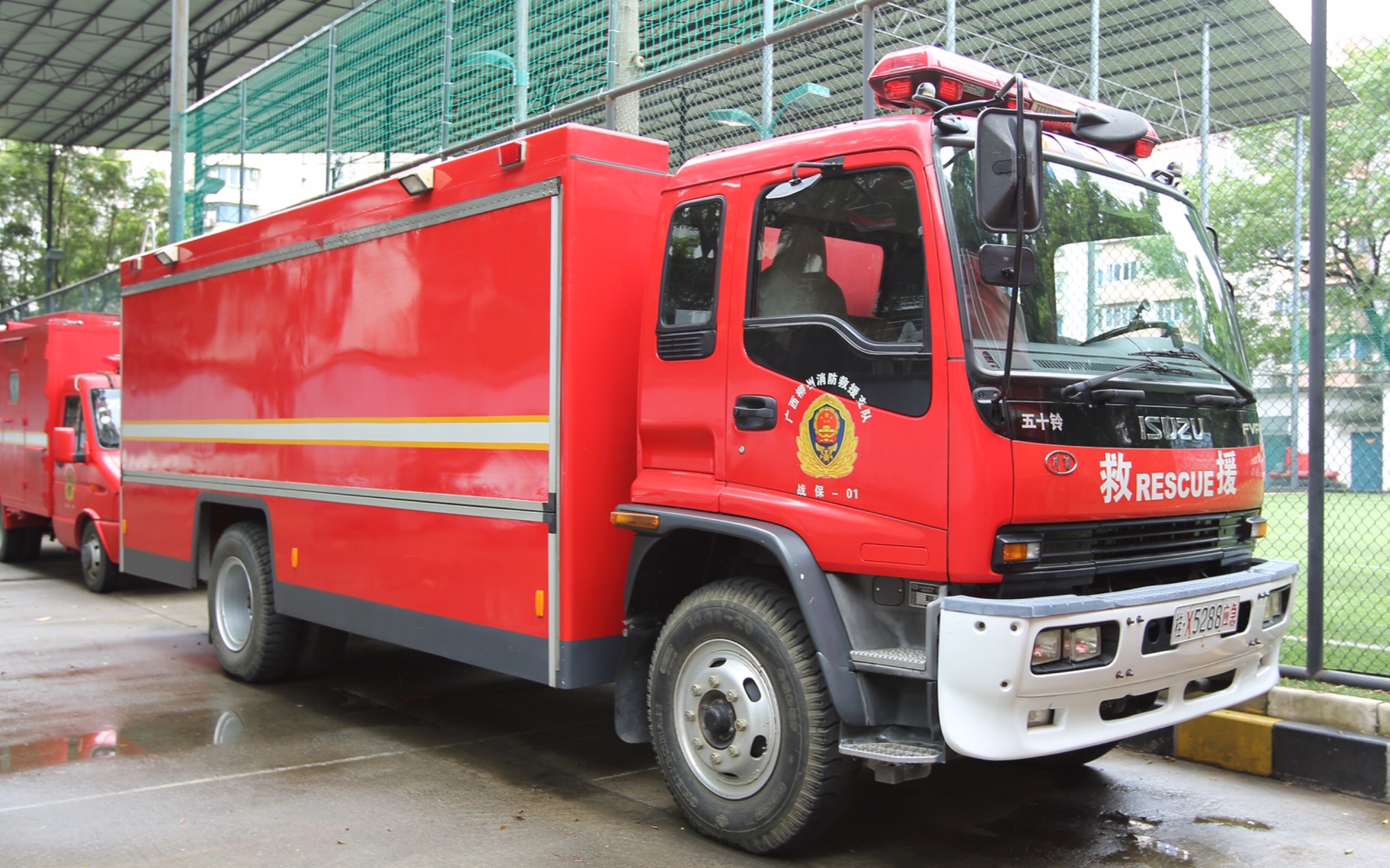 柳州消防战保2车出警增援code3炸街