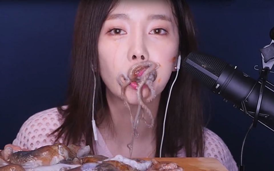 韩国美女主播为博眼球竟生吞整只章鱼!8条腿在脸上挣扎超夸张.