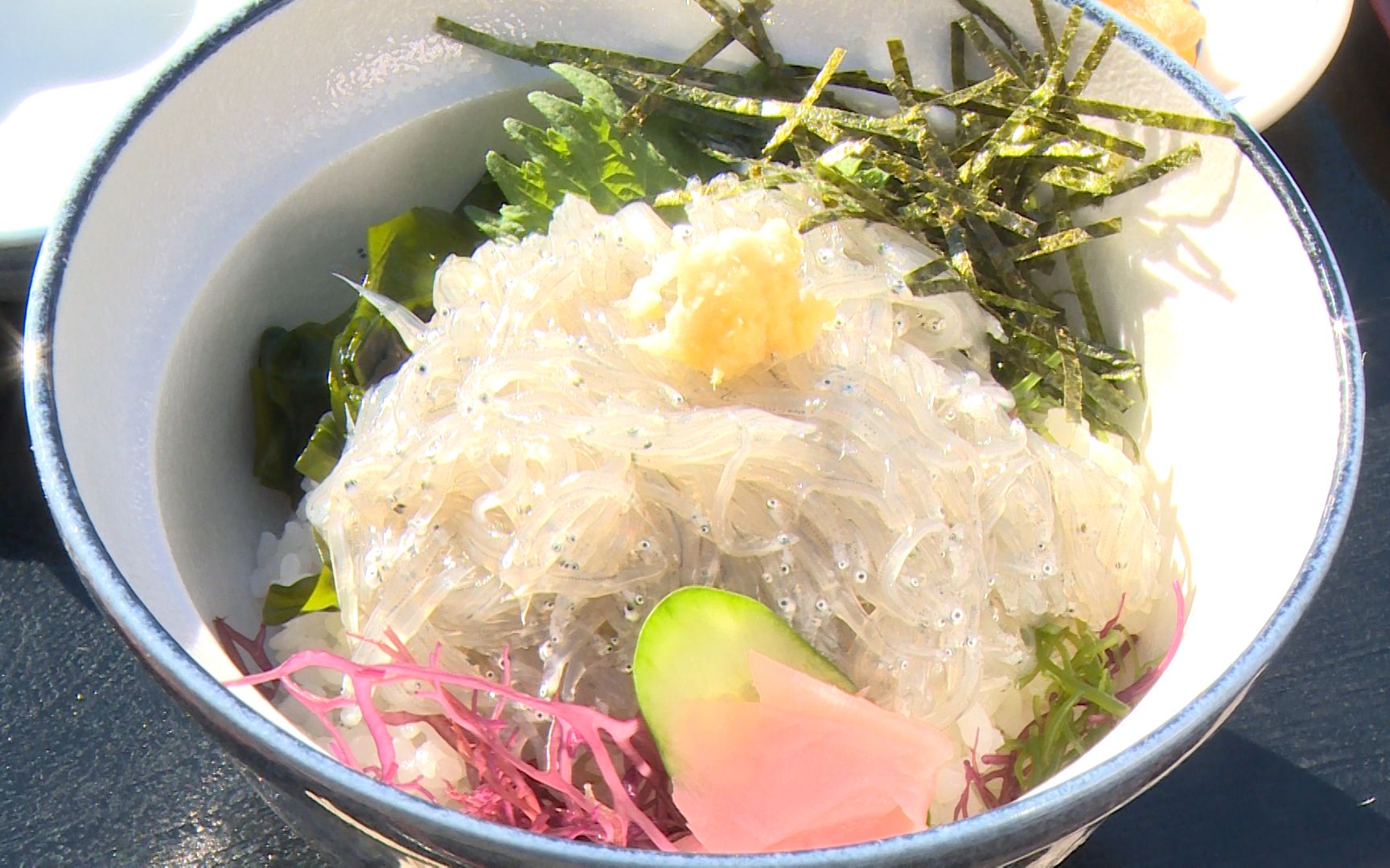 究竟能不能吃到传说中的生小沙丁鱼盖饭?