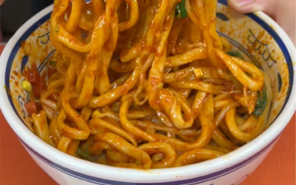 陕西人的油泼棍棍面,也叫油泼辣条子,口感筋道,这面你能配上几瓣蒜?