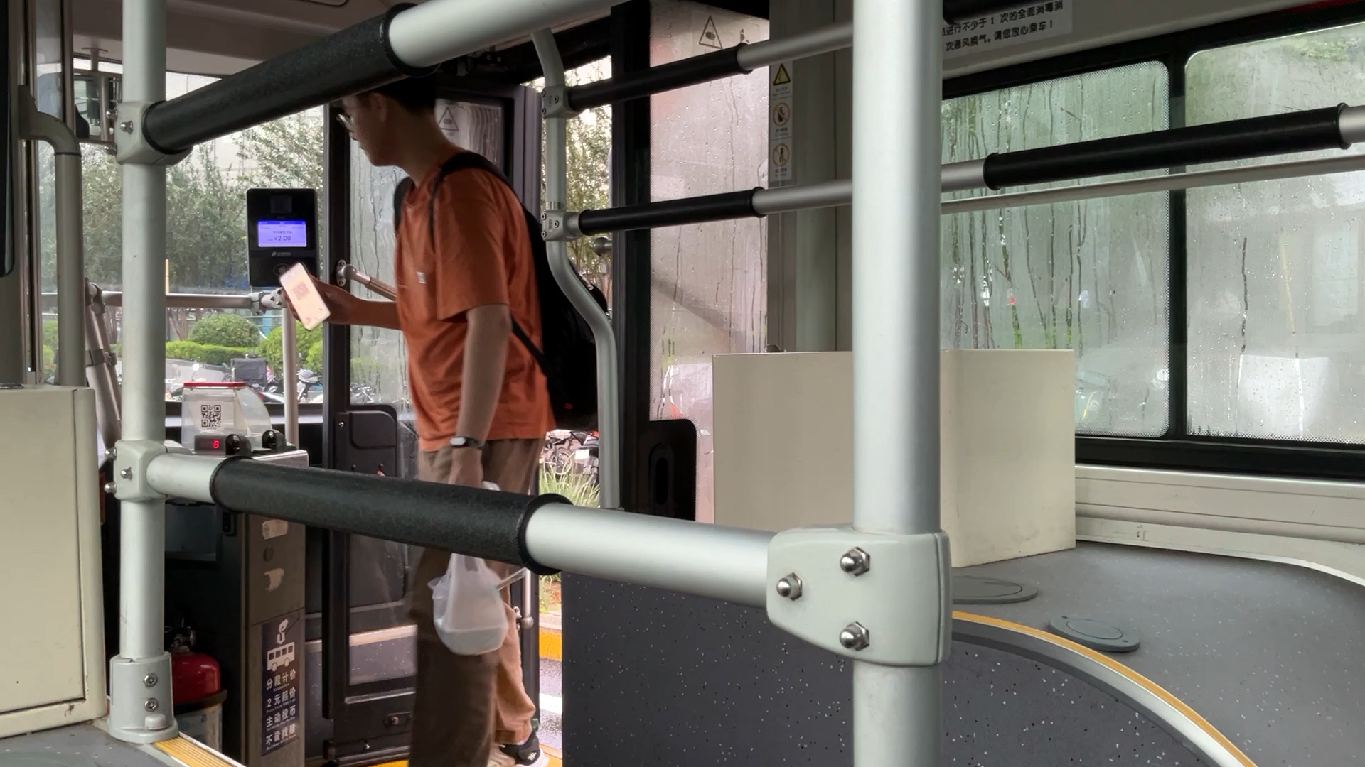 北京公交专15路1631298暴力开门