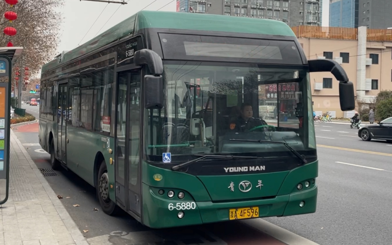 k155路青年二代jnp6120bev1,莫干山路登云路口出站.