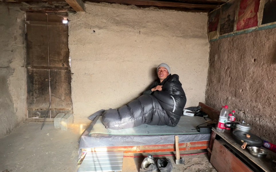 骑行阿里中线，天快黑了在山沟里找到一间小土屋，收拾一番就是旅途中临时的家