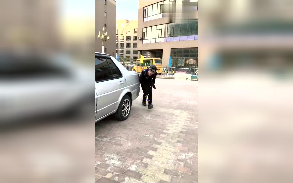 [图]史上最欠揍的街头恶搞路人：男子这一路得得罪多少人啊？