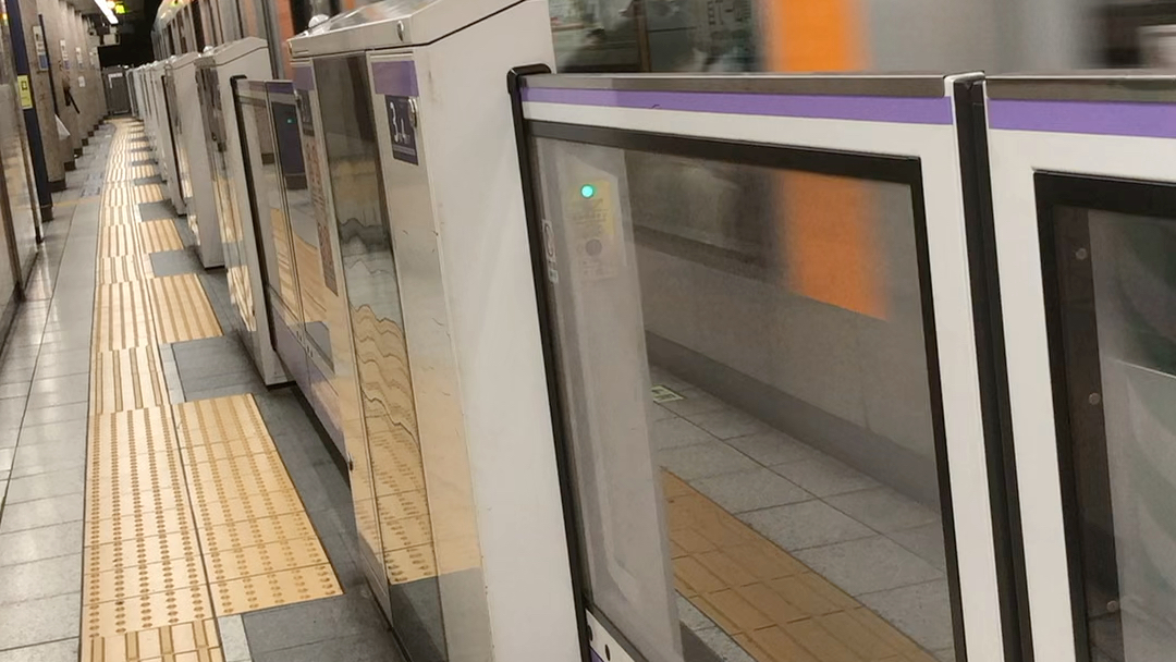 (日本)第一次乘坐半藏门线就有屏蔽门了,实拍东武线的列车进入半藏门