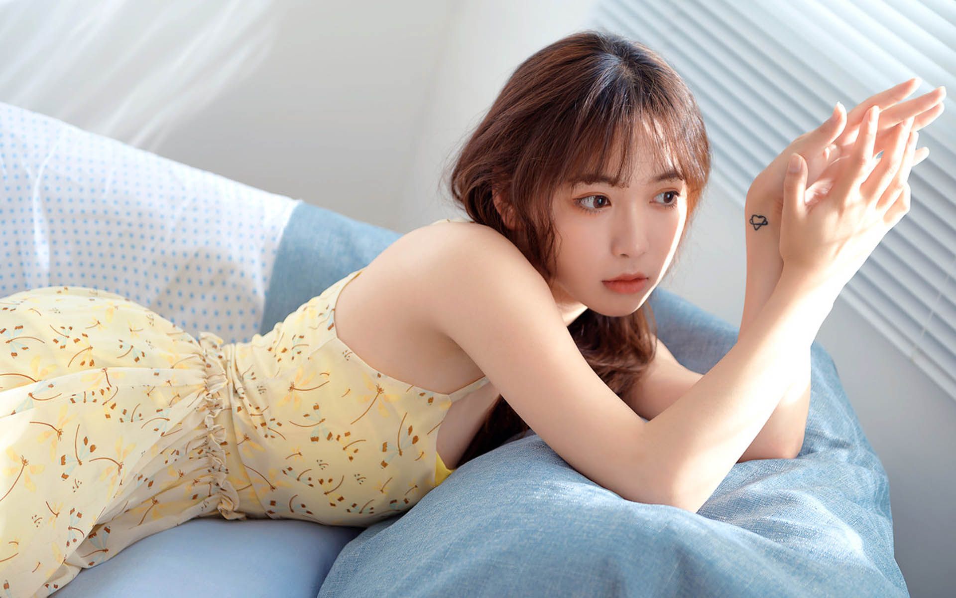 美女喝酒,眼神拉丝