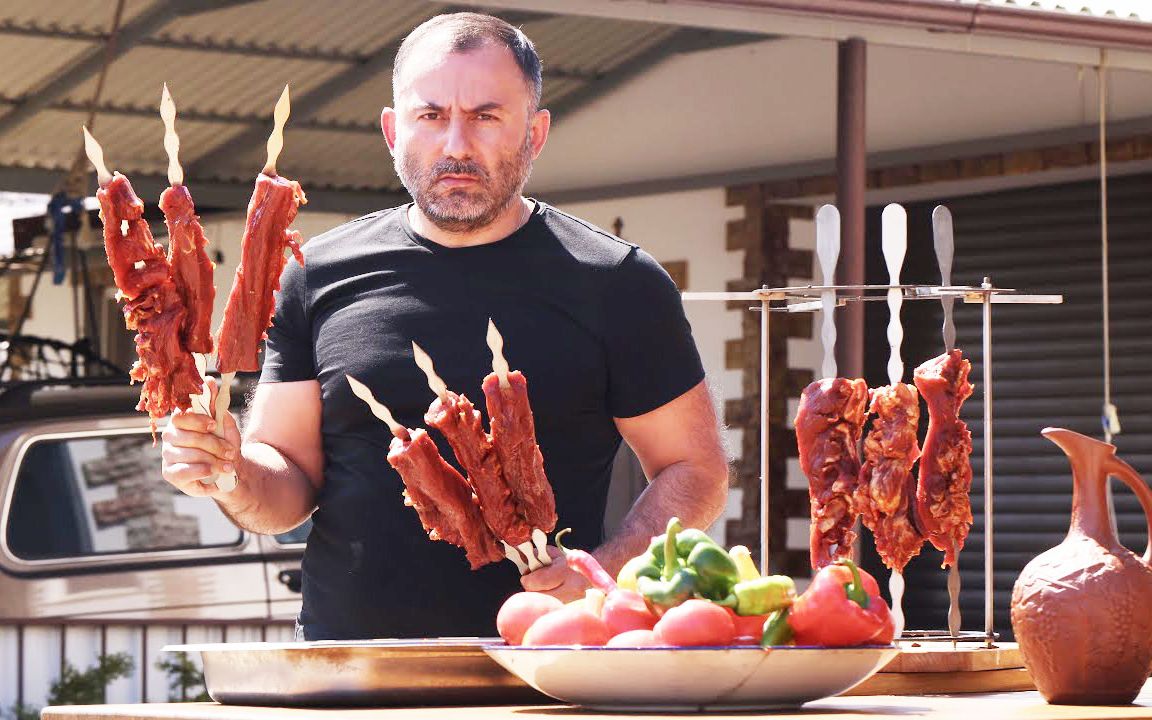 高加索大叔用泥炉烤俄式牛肉串,搭配卷饼和红酒来吃!