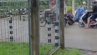 肇庆学院校门囗东风4B（双机）牵引货列通过