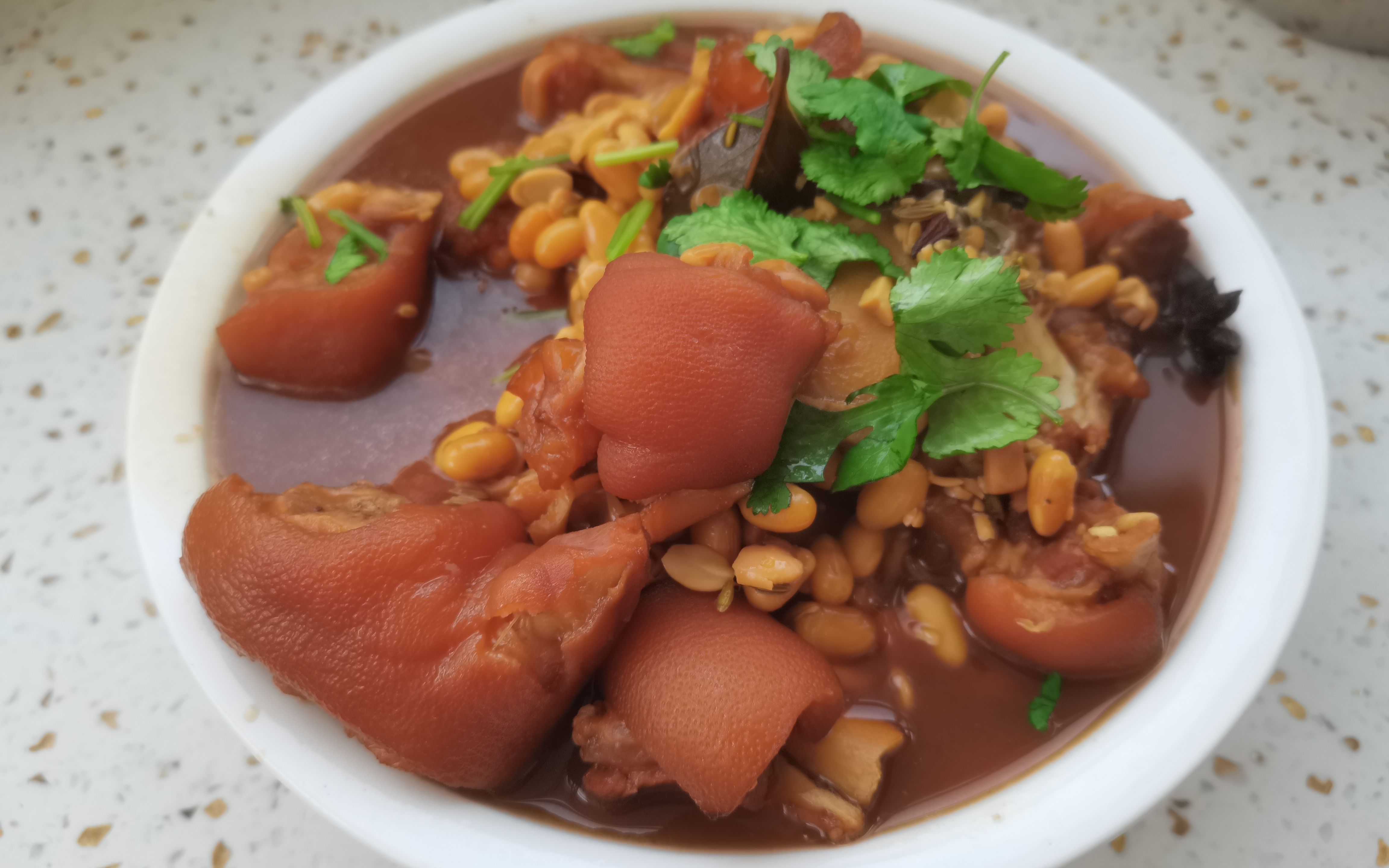 黄豆焖猪蹄这样做才好吃,皮软糯,肉嫩多汁,香而不腻,孩子说比饭店卖的