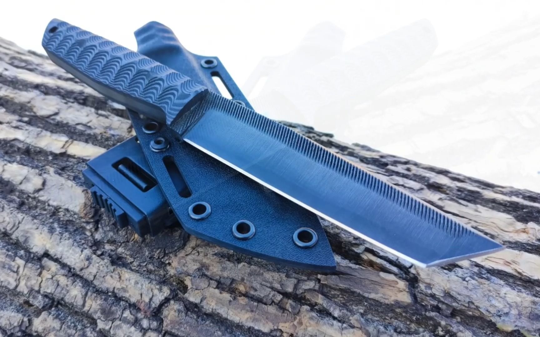 锻刀大师用锉刀打磨改造一把便携式求生刀