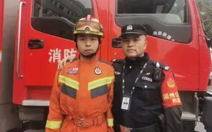 Download Video: 消防员出警偶遇辅警父亲救人：首次出警相遇，感觉父亲在发光