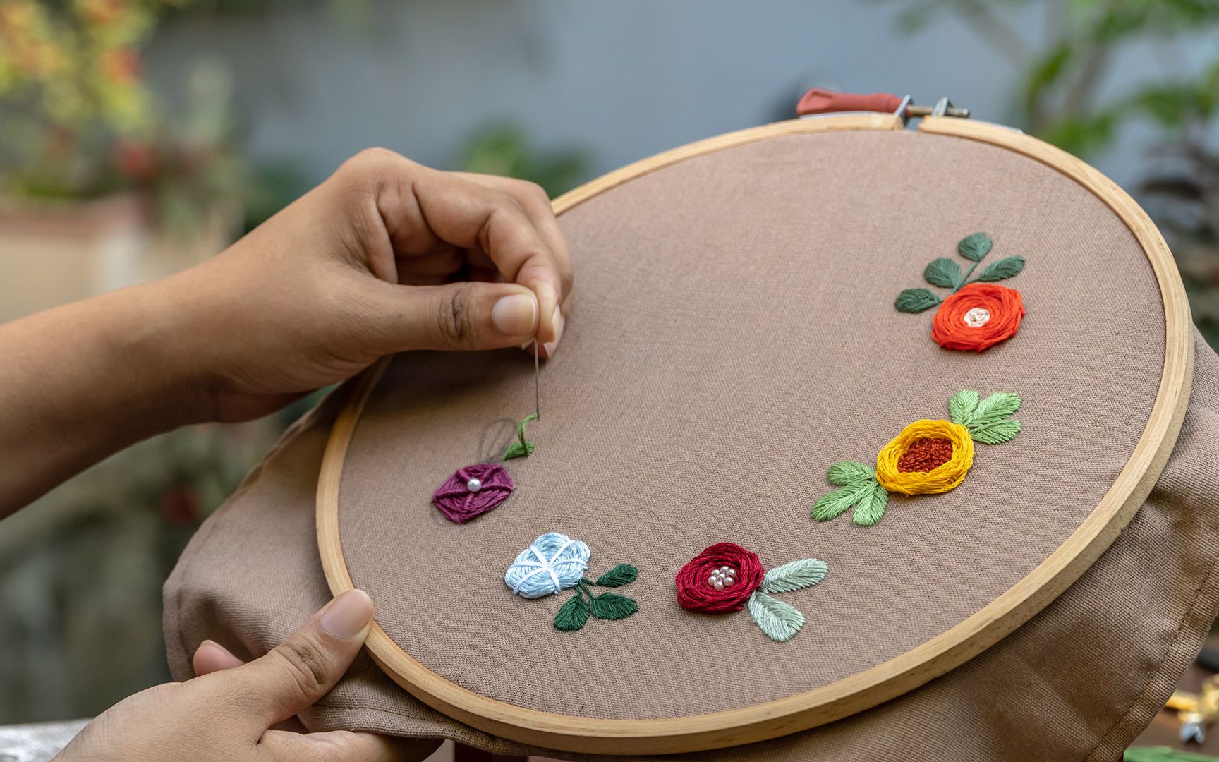 蛛网玫瑰绣花卉