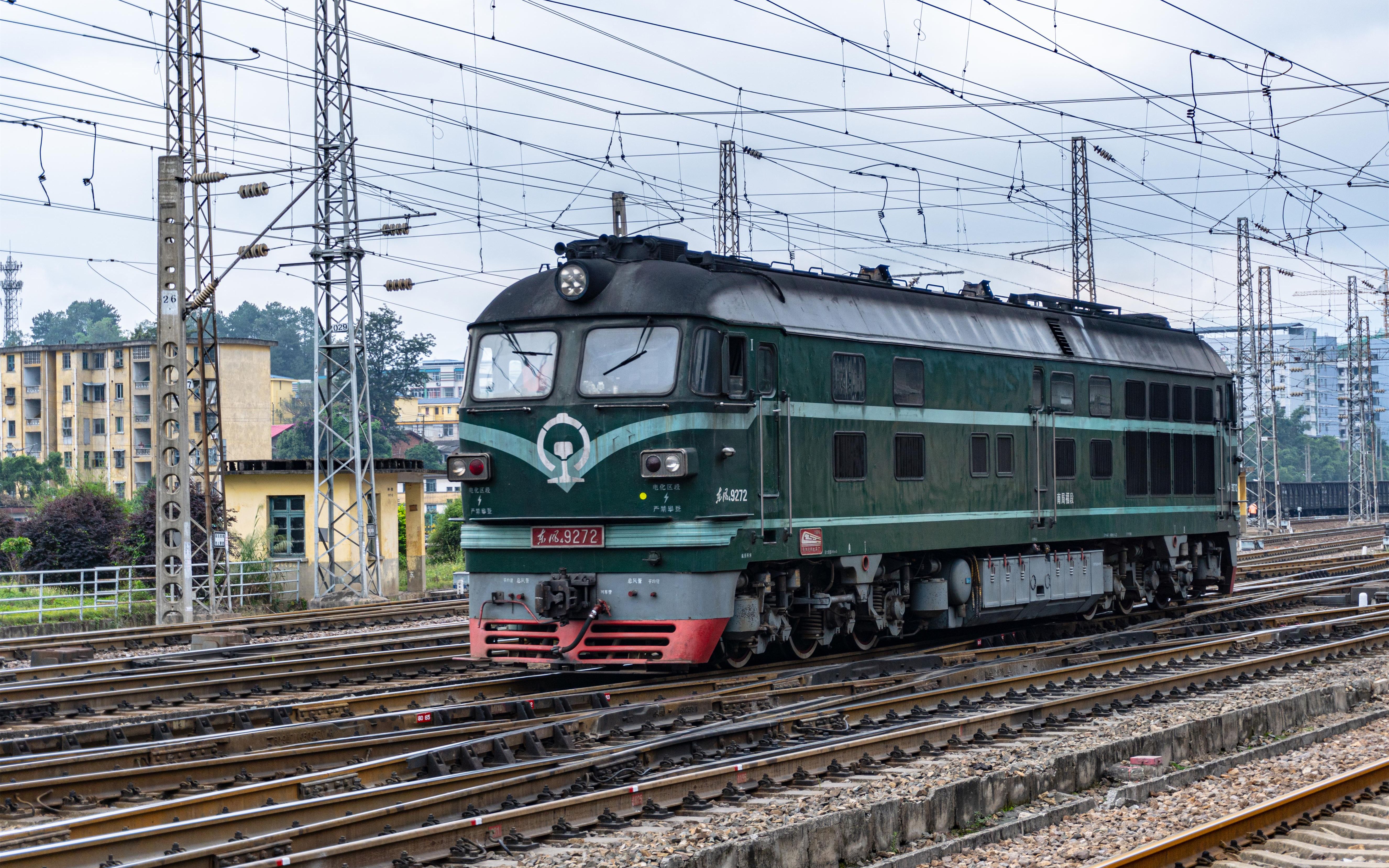 南局福段东风4b牵引货列出站