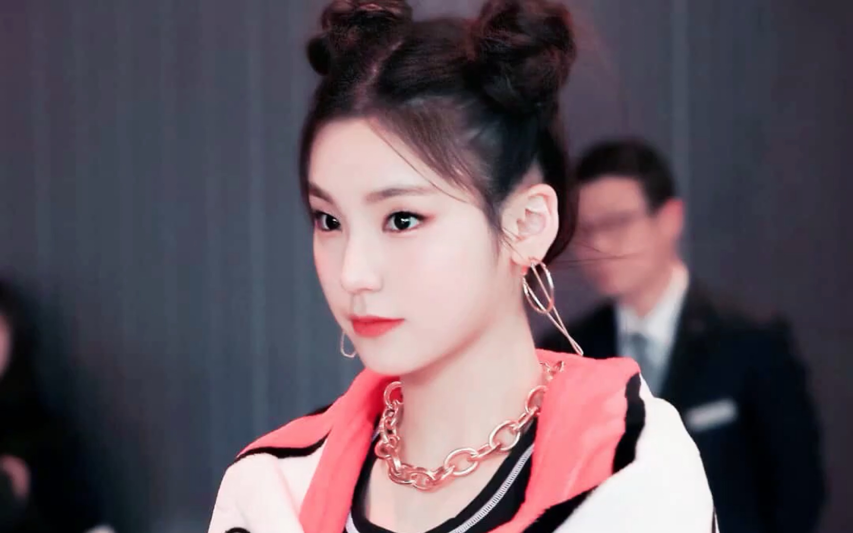 【itzy】出道以来一直以直发的造型黄艺智网友:好漂亮 各种造型都很