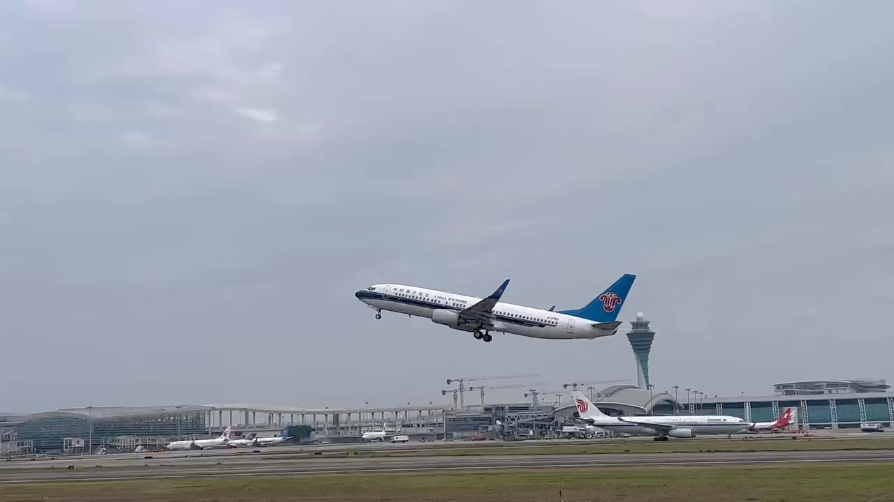 中国南方航空b737起飞(团结村煤堆)