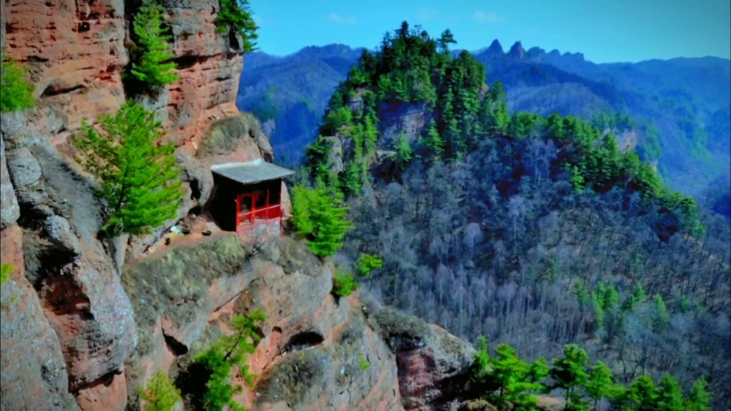 甘肃省平凉市庄浪县云崖寺山势险峻,奇峰争秀,云影秀峰,交相辉映.