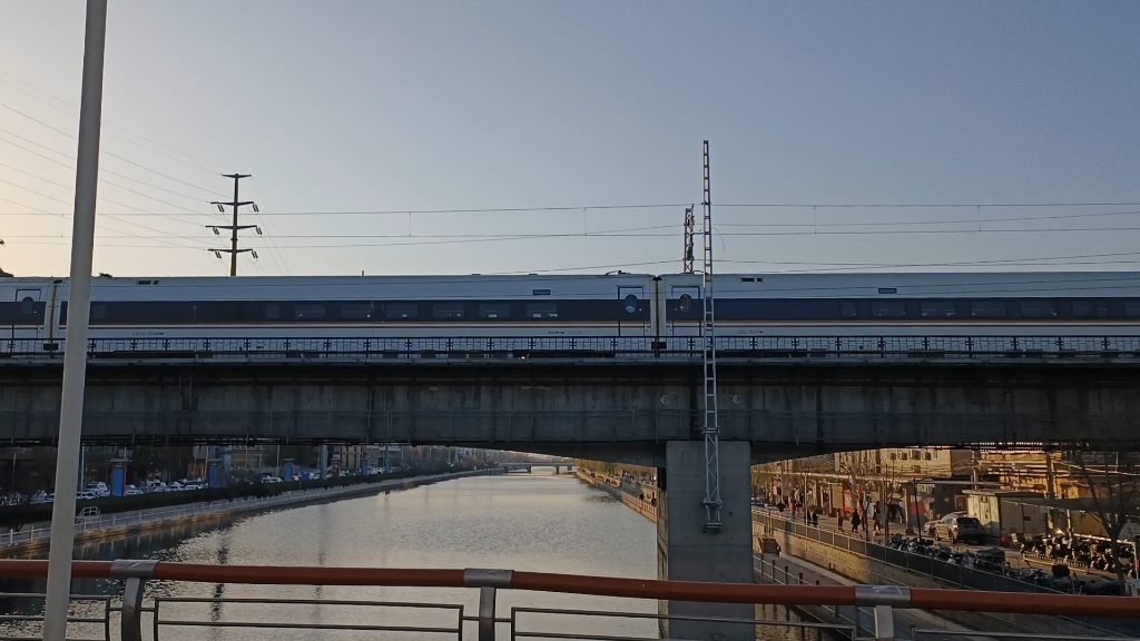 【中国铁路】(看简介!)拍摄完就被鸟逼停的g7811次列车经过通惠河