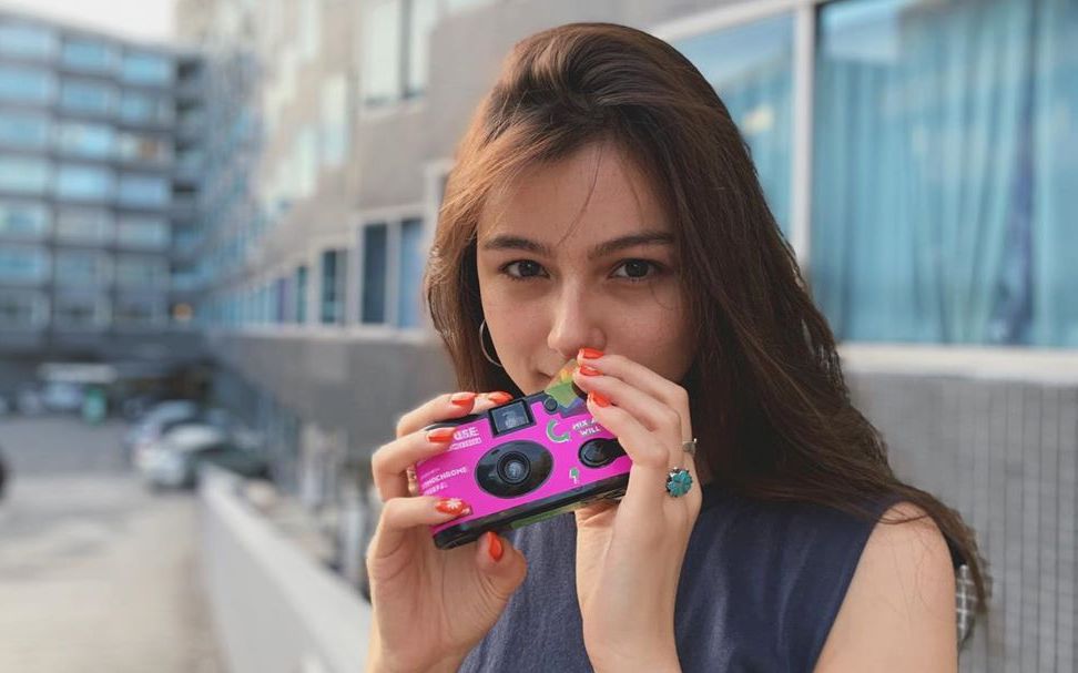 混血歌手celeinaann在9月随碗叔djokawari来华演出期间的iglive