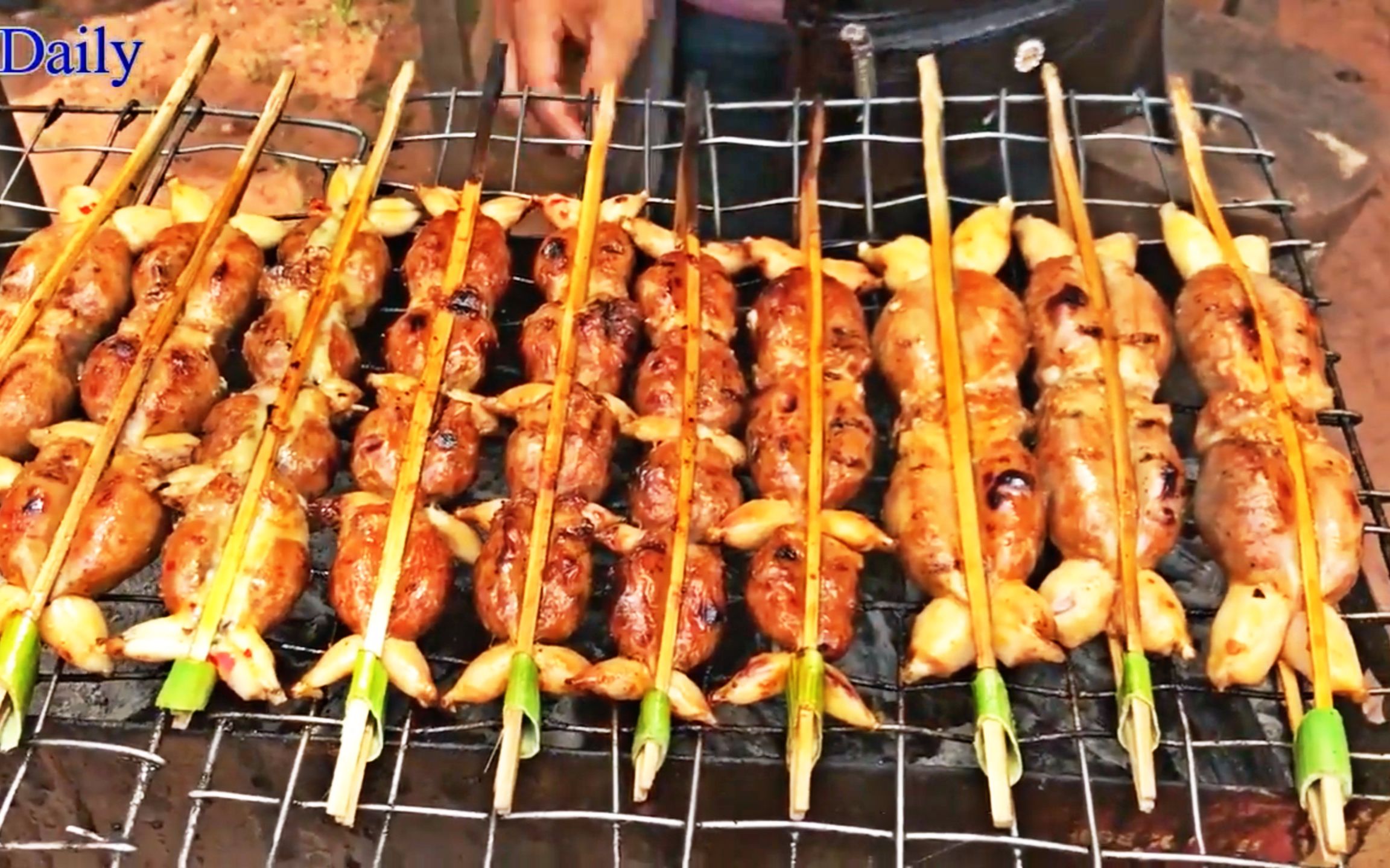 超美味的烤青蛙 肚子里还会酿馅料 不能错过的街头美食!哔哩哔哩bilibili