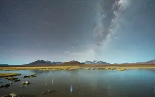 Скачать видео: 宁静的夜空下，满是璀璨的星辰