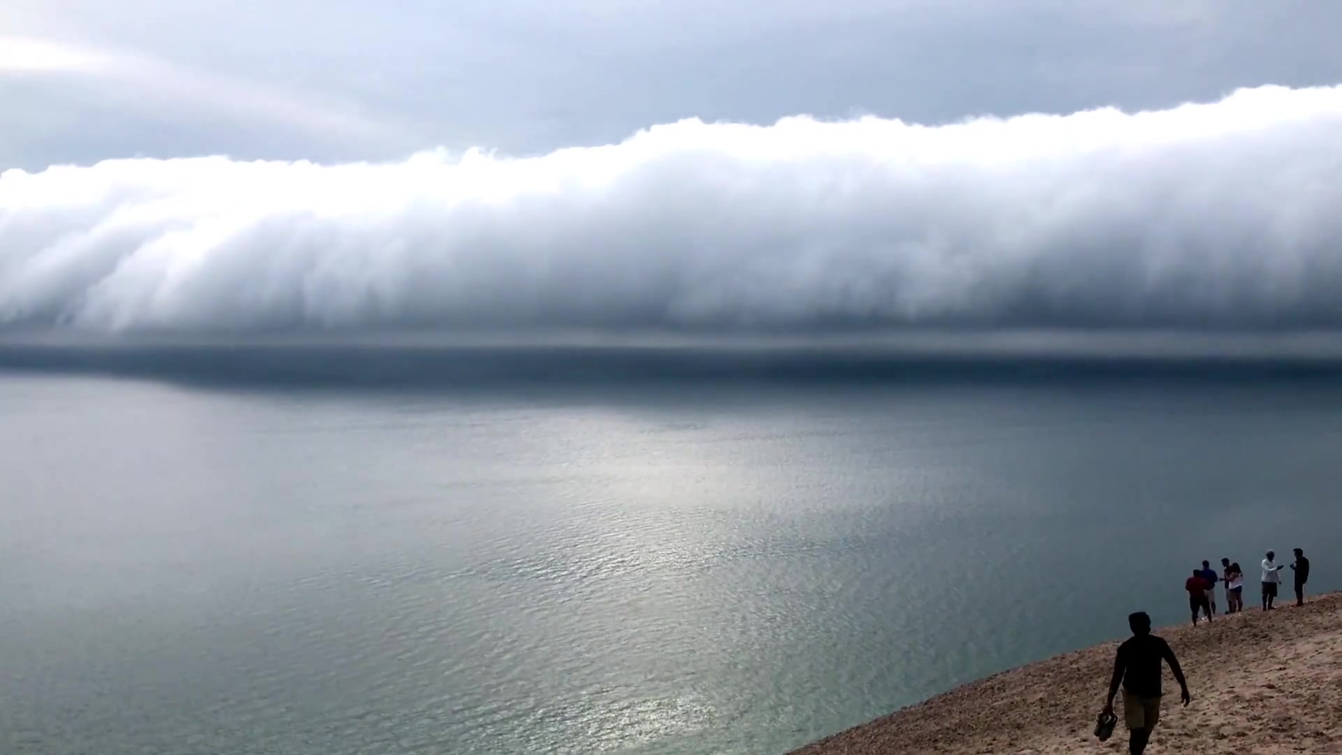 [图]密歇根湖连续的三条滚轴云过境 3 Roll Clouds in a row over Lake Michigan