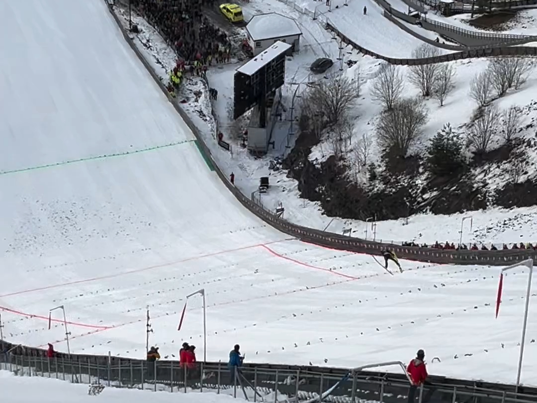 观众席视角观看跳台滑雪