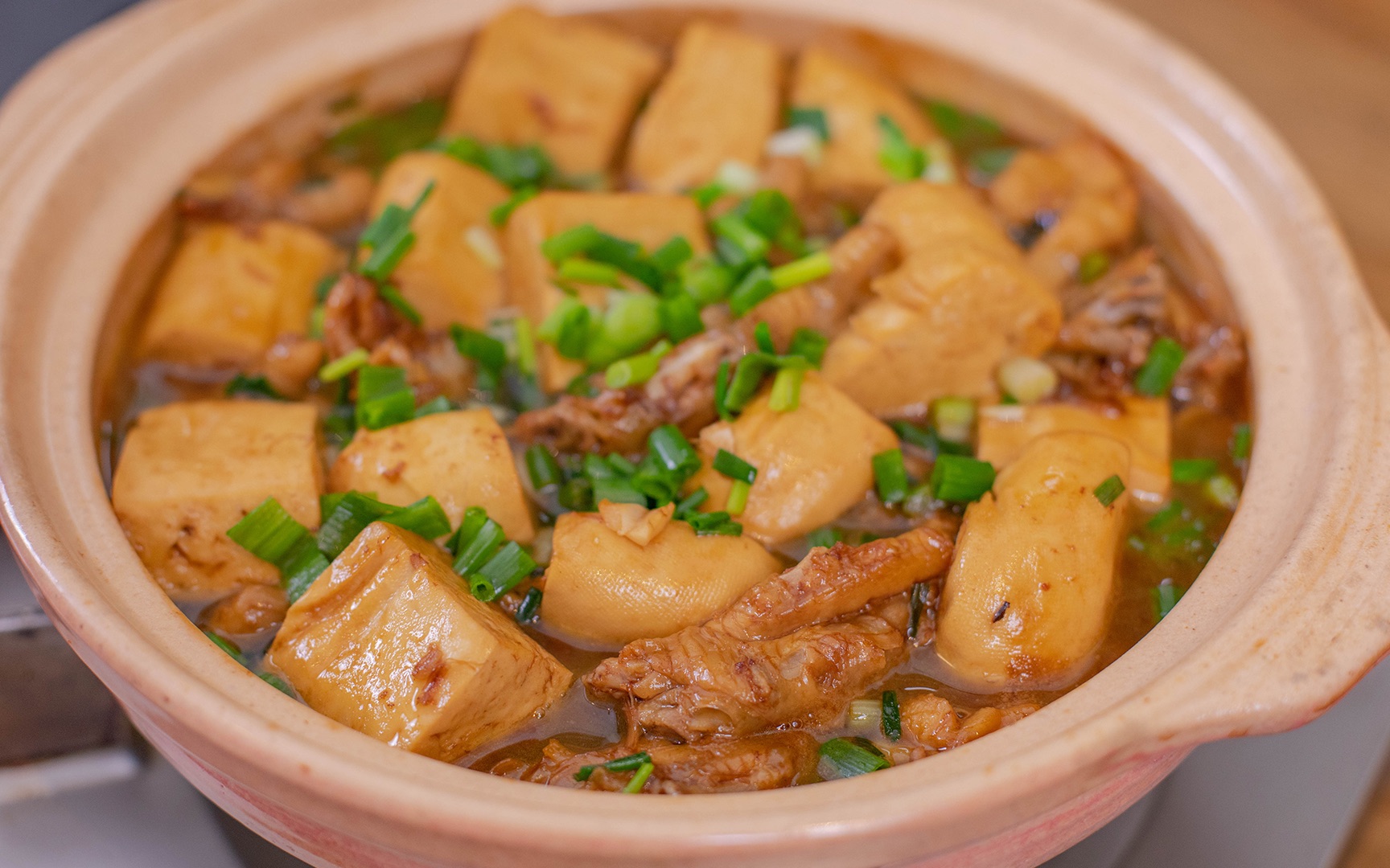 吸满肉汁的豆腐,配上又软又糯入口即化的凤爪,这味道绝了!