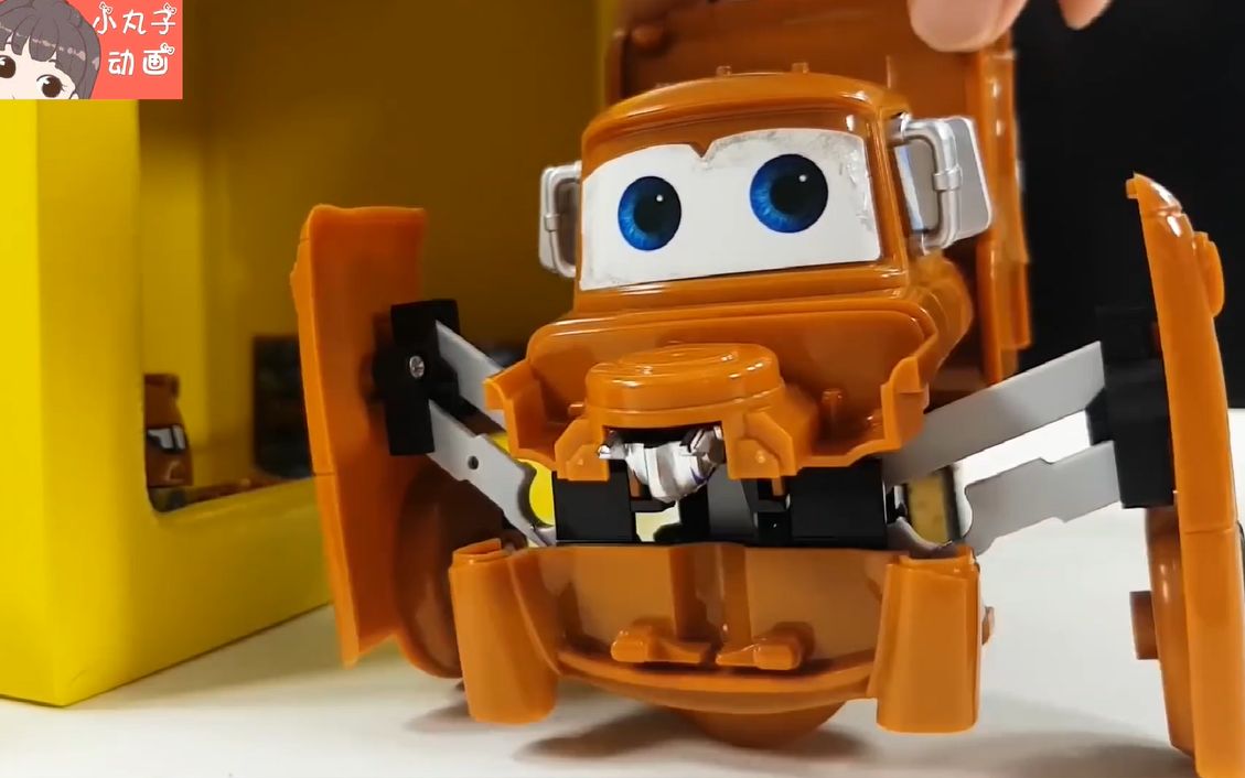 赛车总动员板牙大变身 帅气变形金刚机器人