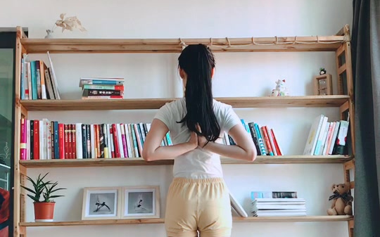 缓解颈椎病-体式序列-序列13(双手背后合十的山式)_哔哩哔哩 (゜-゜)