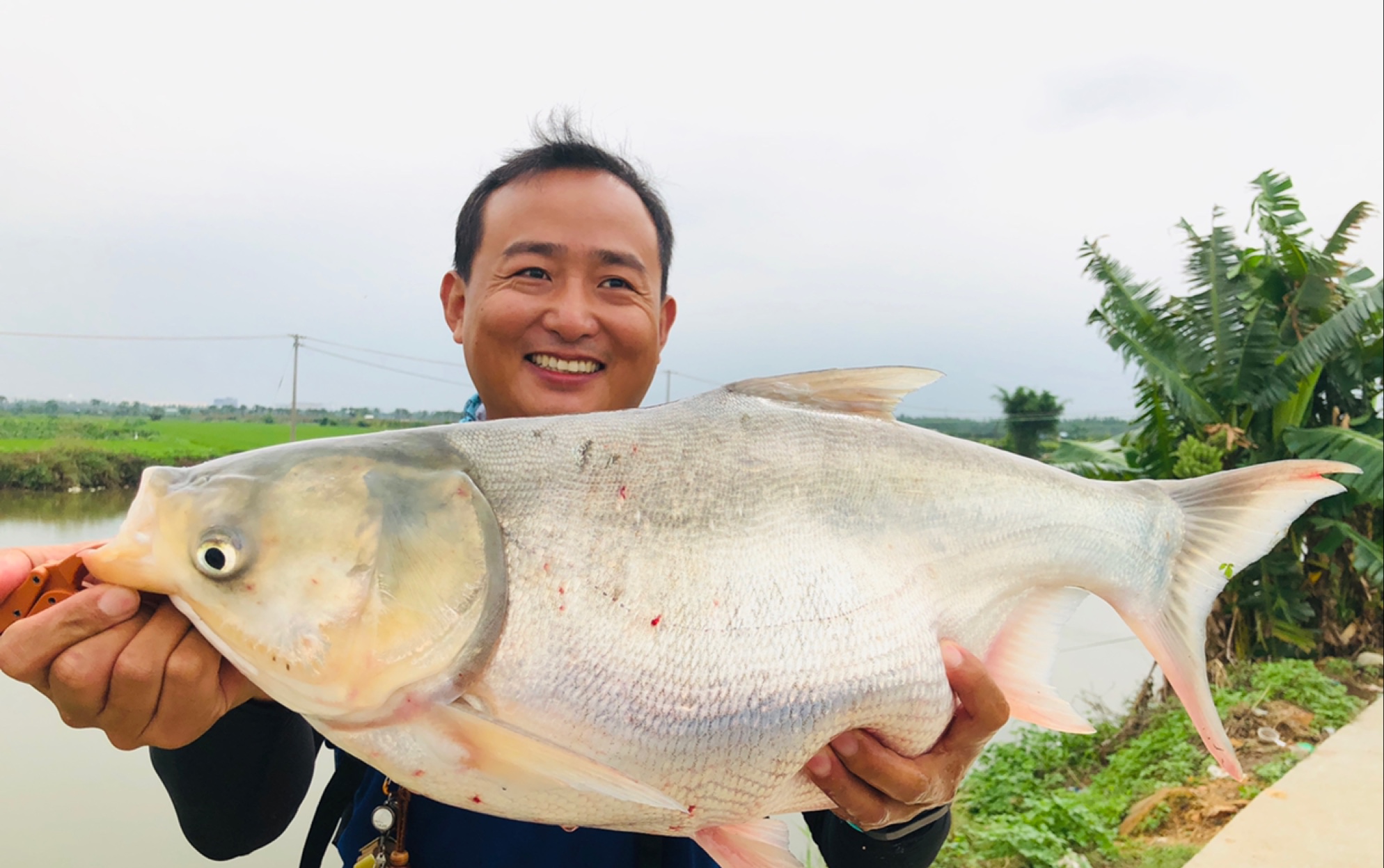 路亚"中获"大白鲢 野钓的惊喜好大