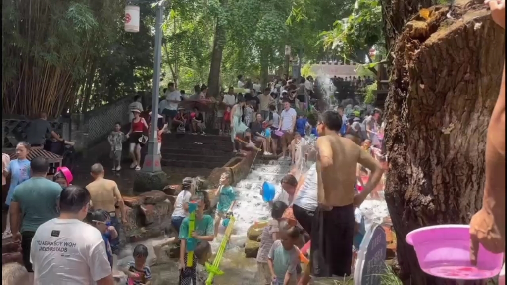 成都带娃好去处––黄龙溪玩水成年人比小孩子更疯狂!