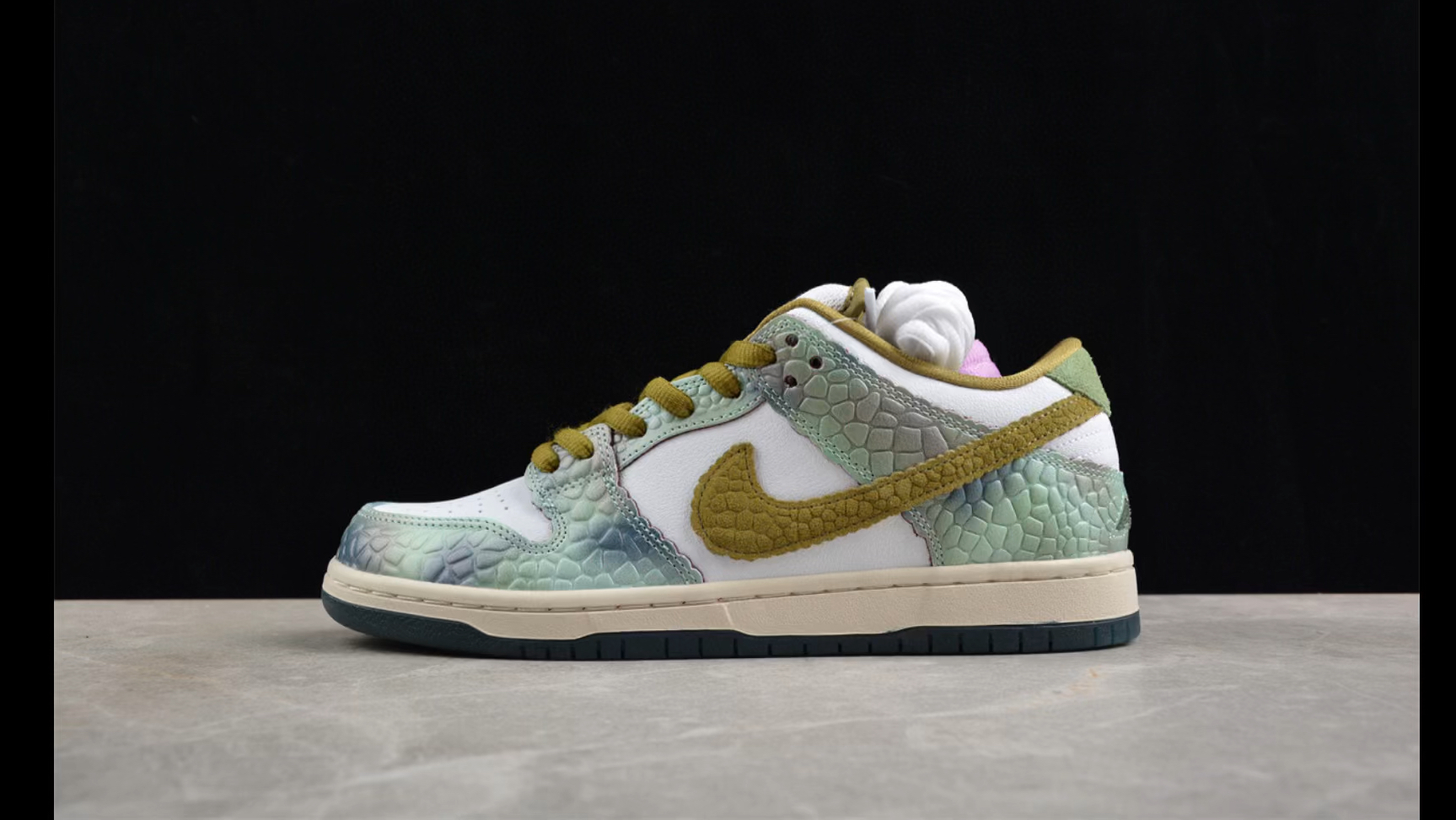 耐克 alexis sablone x nike dunk sb low as 联名变色龙蜥蜴爬行动物