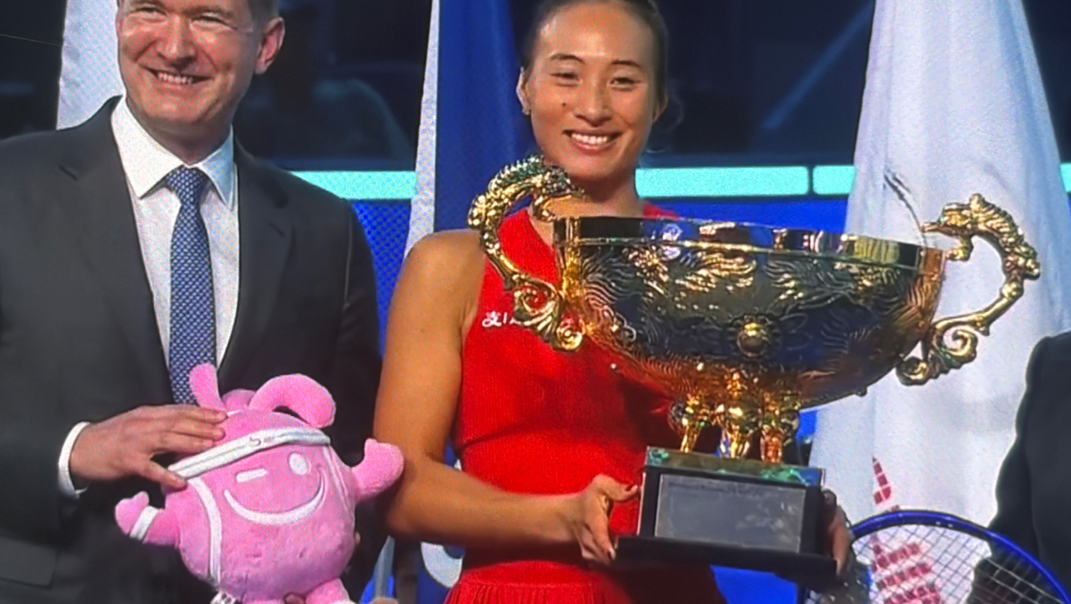 激动落泪！郑钦文中网女单夺冠，2-0横扫安德烈娃
