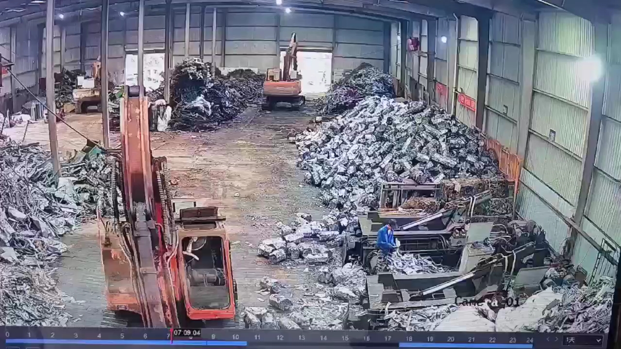 国外工厂重大事故,工人被机器直接压扁,画面极其残忍