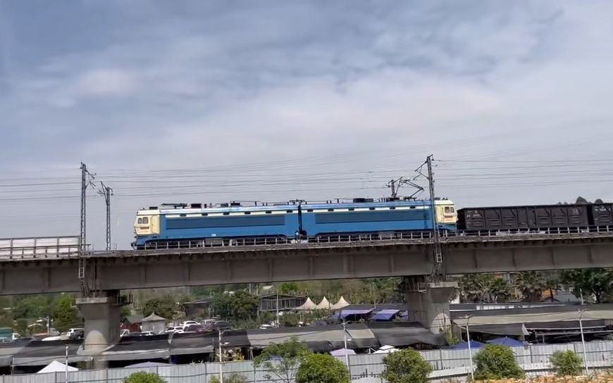 【看,火车!】韶山ss4g电力机车重联
