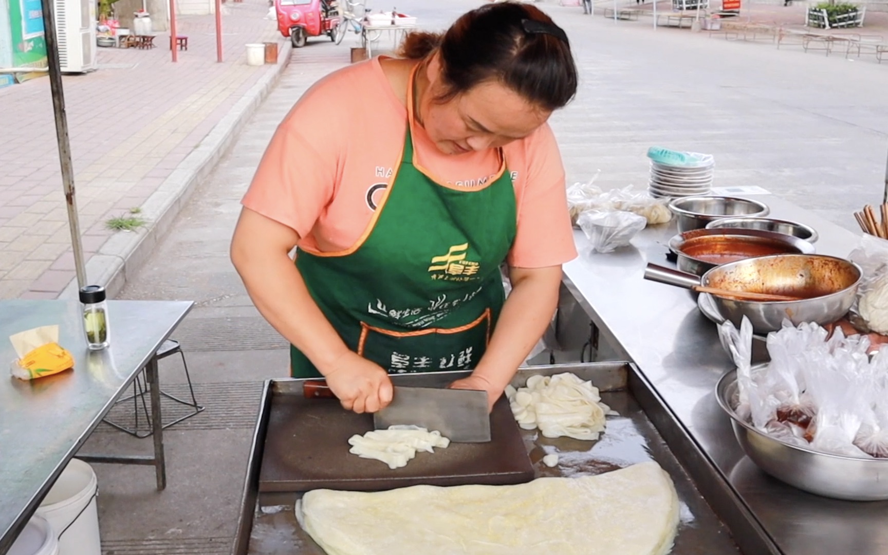 陕西胖嫂摆摊卖凉皮,4块钱一份,半天卖掉200多份!