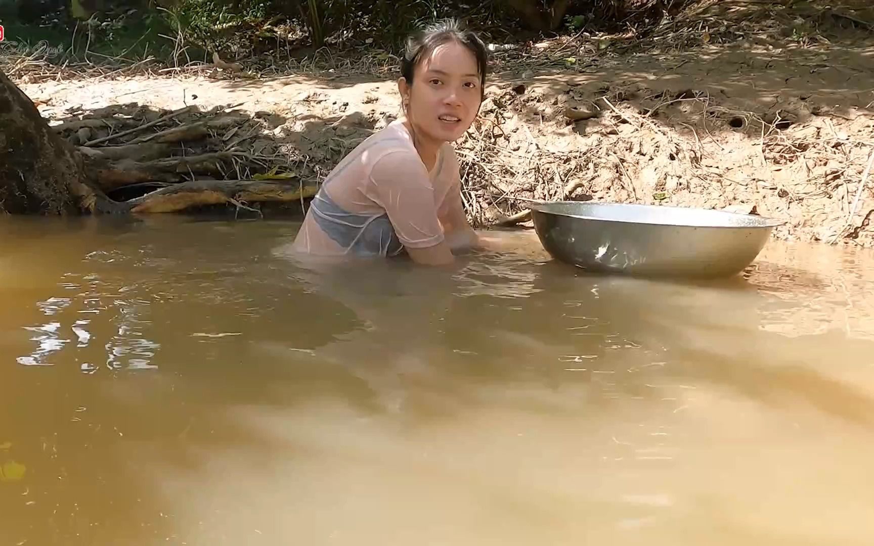 越南美女去河里捉鱼,真的感觉好大_0003