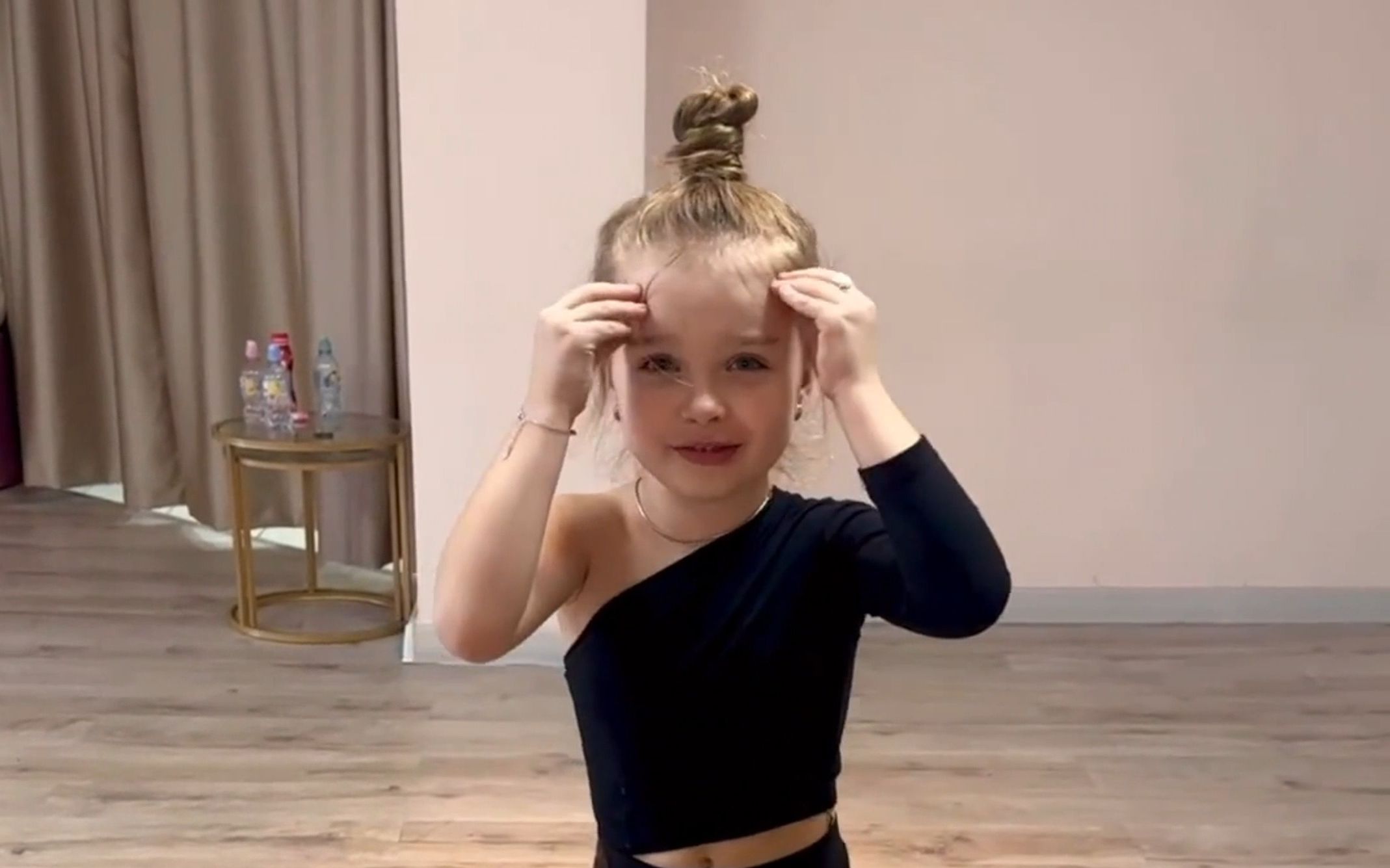 俄罗斯4岁萌娃跳牛仔 她在想啥?