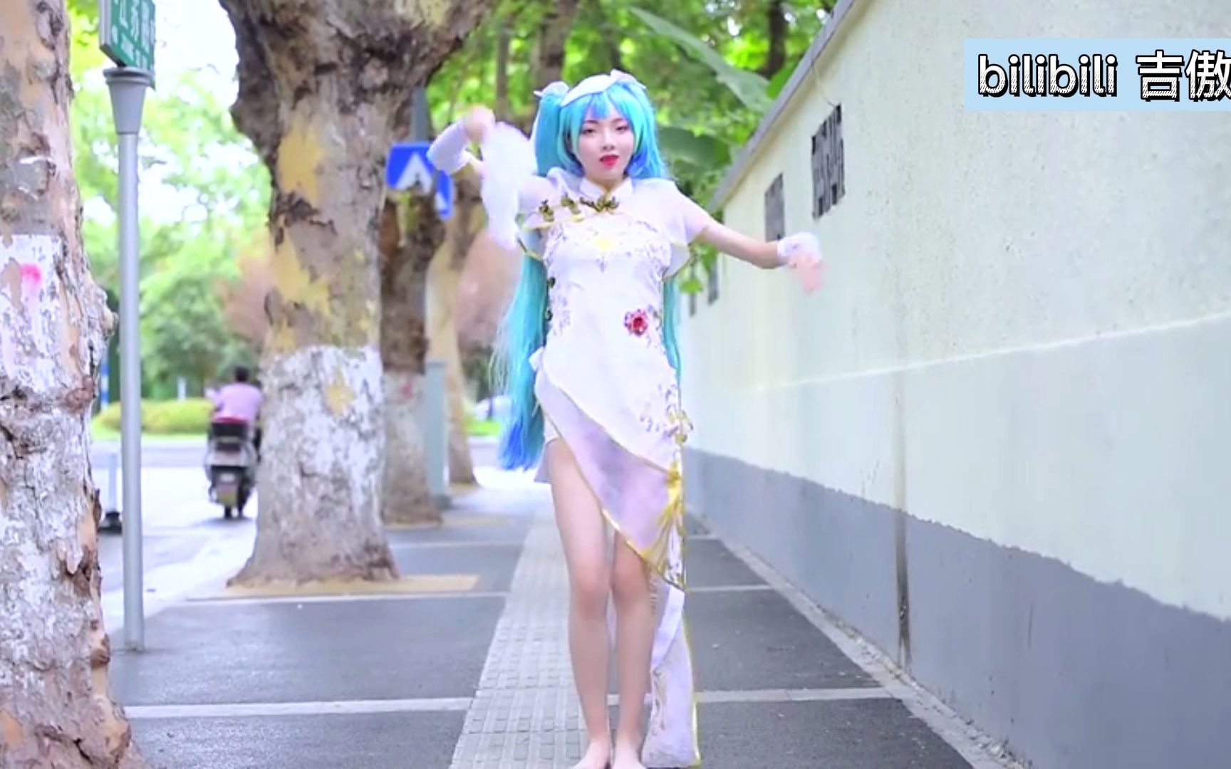 可爱的初音cosplay在大街上光脚跳舞《寄明月》哔哩哔哩bilibili