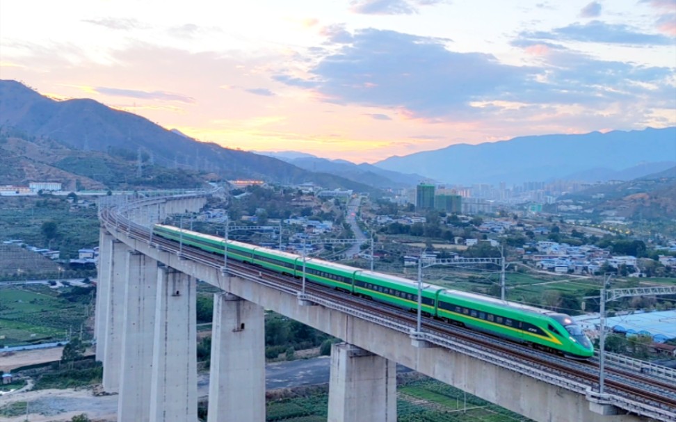 夕阳下奔跑在成昆铁路的绿巨人火车