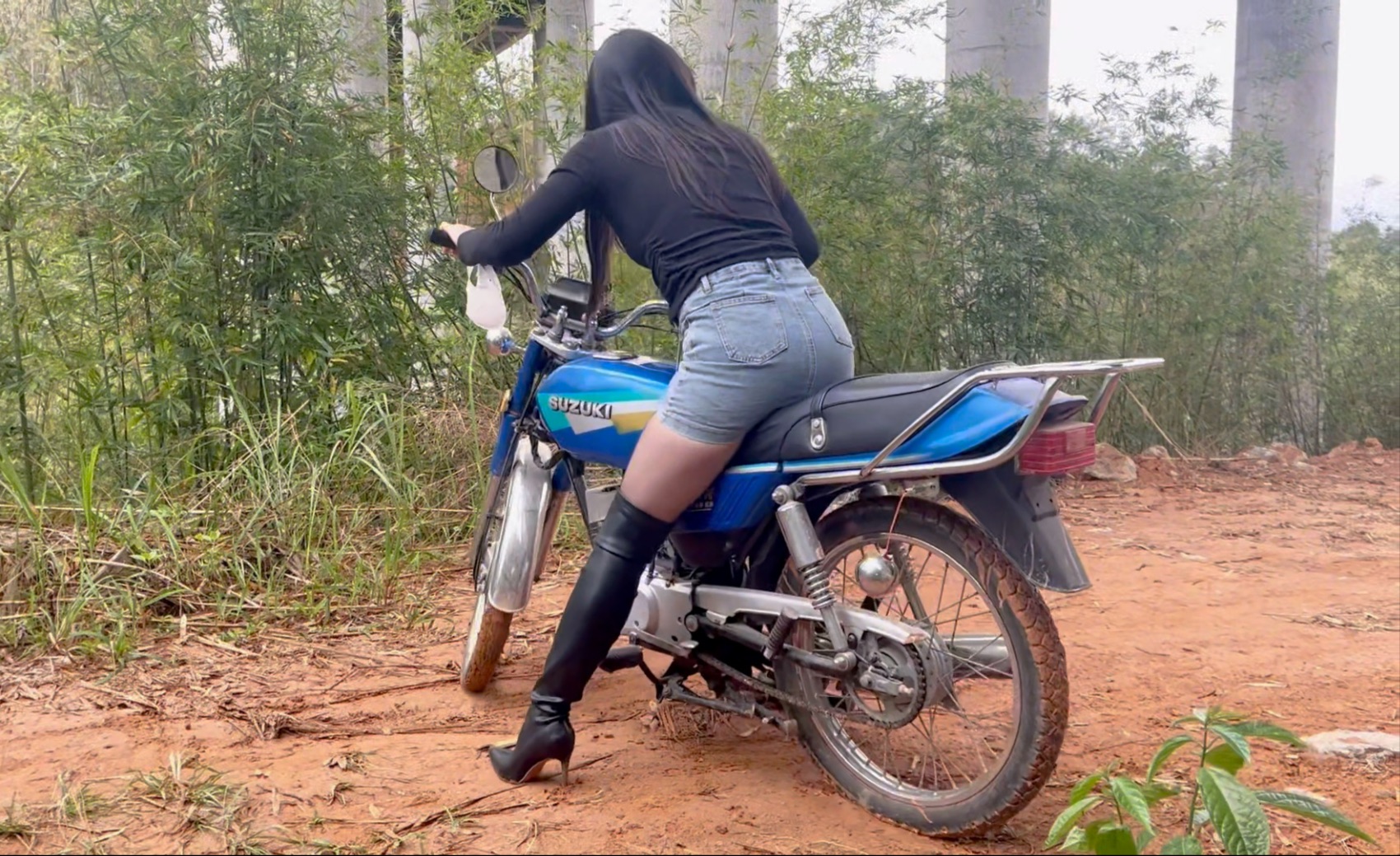 穿高跟靴子骑轰油门铃木摩托车