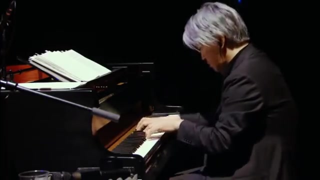 [图]坂本龙一 《self portrait》，这首歌收录在专辑《音楽図鑑完璧盘》|人会在很多时候感觉到自己的渺小，也许几段音符的转折就足够讲述自己的一生