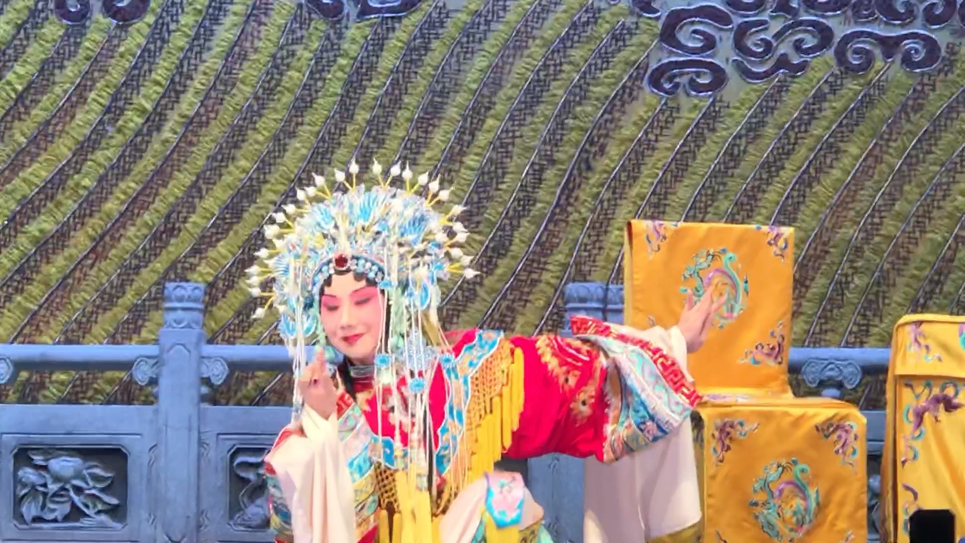 【京剧之美】华丽服饰与精湛演技的完美结合—马娜老板《贵妃醉酒》03